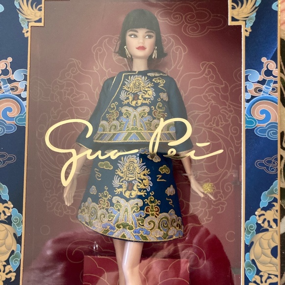 Guo Pei Barbie - Picture 1 of 3